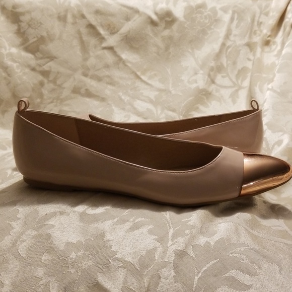 Charlotte Russe Tan Metallic Toe Flats size 8 - Picture 1 of 3